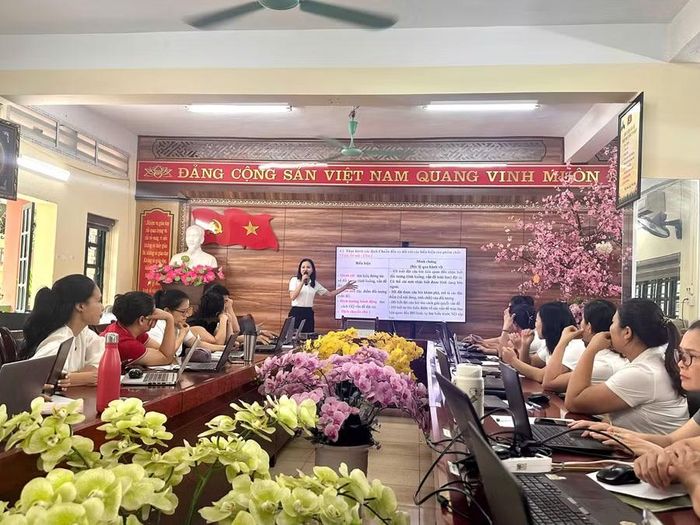 Bà Phạm Thị Hà, Hiệu trưởng Trường Tiểu học Kim Đồng (đứng giữa) truyền đạt các nội dung tại buổi tập huấn cho cán bộ quản lý, cốt cán ngành GD&ĐT tỉnh Lào Cai.