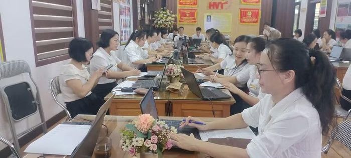 Giáo viên Trường Tiểu học Hoàng Văn Thụ hoạt động công nghệ số tại nhà trường.