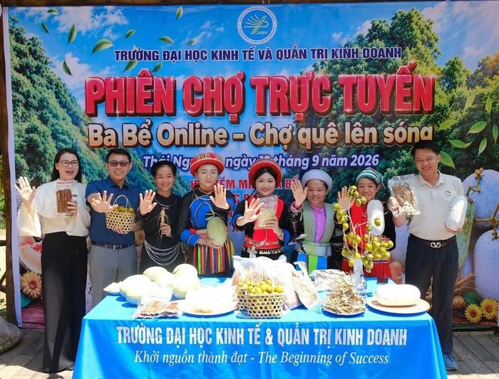  Đội ngũ Trung tâm Số và Truyền thông hướng dẫn các Hợp tác xã địa phương ứng dụng công nghệ số và livestream giới thiệu, tiêu thụ sản phẩm OCOP. 