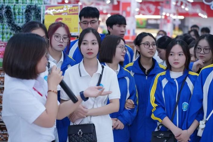  Sinh viên năm thứ nhất trải nghiệm và phân tích quy trình vận hành thực tế tại Trung tâm Thương mại GO! Thái Nguyên. 