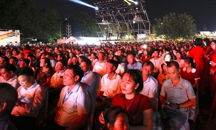 Hàng chục nghìn người dân, du khách tham dự khai mạc Lễ hội chùa Keo mùa Thu năm 2026. Ảnh: Đinh Chiến.