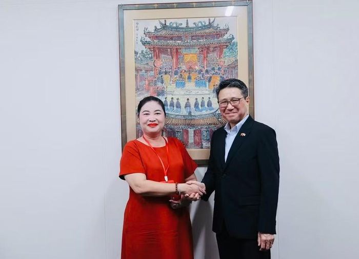 PGS.TS Vũ Thị Phương Anh, Quyền Hiệu trưởng Trường Cao đẳng Đà Nẵng và ngài Takero Mori, Tổng Lãnh sự Nhật Bản tại Đà Nẵng.