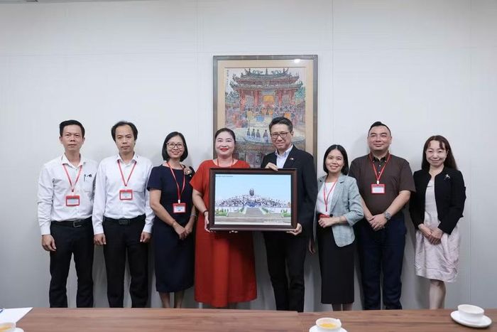 Đại diện Trường Cao đẳng Đà Nẵng tặng tranh lưu niệm cho Tổng lãnh sự quán Nhật Bản tại Đà Nẵng.
