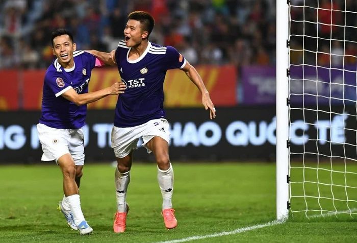 Văn Tùng (phải) ấn định chiến thắng 2-1 cho Hà Nội FC. (Nguồn: Hanoi Football Club)