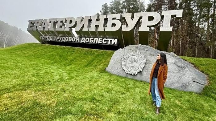  Tác giả tại biểu tượng tên địa danh thành phố “Ekaterinburg - Thành phố dũng cảm trong lao động”. (Ảnh TGCC) 