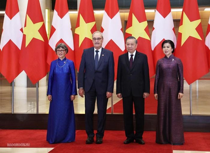 Tổng Bí thư, Chủ tịch nước Tô Lâm và Phu nhân Ngô Phương Ly đã chủ trì lễ đón chính thức Tổng thống Thụy Sỹ Guy Parmelin và Phu nhân Caroline Parmelin tại Nhà Quốc hội, ngày 17/10. (Ảnh: Thành Long)