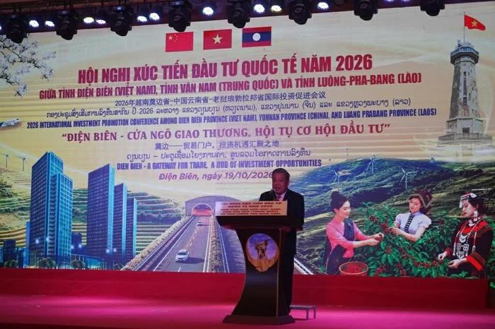 Ông Chindavong Phosikham, Ủy viên dự khuyết BCHTW Đảng NDCM Lào, Phó Chủ tịch Ủy ban Chính quyền tỉnh Luang Prabang (Lào), phát biểu tại hội nghị.