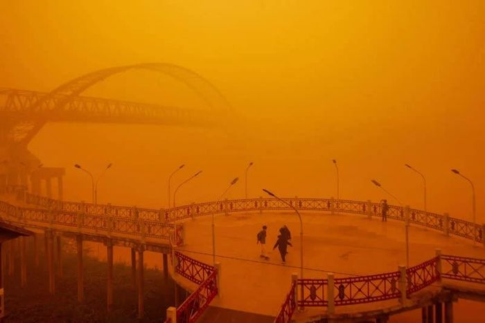  Bầu trời Palangkaraya, Indonesia, nhuốm màu vàng cam dưới lớp khói mù dày đặc do các vụ cháy rừng kéo dài nhiều tháng qua. Từ đầu năm 2026, các vụ cháy rừng tại Indonesia đã thiêu rụi gần 900.000 ha đất, đánh dấu nạn cháy rừng nghiêm trọng nhất tại nước này trong hơn một thập kỷ. Ngày 15/10, Indonesia thử nghiệm rải 1,5 tấn đá khô từ máy bay xuống thành phố Palembang, tỉnh Nam Sumatra, với kỳ vọng giảm khói mù, cải thiện chất lượng không khí và tầm nhìn. (Nguồn: EPA) 