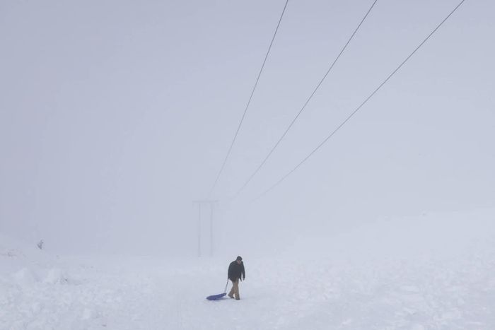  Du khách đi bộ gần khu nghỉ dưỡng trượt tuyết Valle Nevado, gần thủ đô Santiago, Chile, ngày 12/10. Theo Cơ quan Khí tượng Chile, nước này đang trải qua mùa tuyết rơi kỷ lục, chịu ảnh hưởng từ một trong những đợt El Niño mạnh nhất trong nhiều thập kỷ. Ngày 17/10, chính phủ Chile ban bố tình trạng khẩn cấp tại 7 vùng, trải dài từ Coquimbo đến Biobío, áp dụng từ ngày 18-23/10 nhằm chủ động ứng phó với nguy cơ mưa lớn, mưa đá và sạt lở đất. Trước đó, mưa lớn và lũ quét đã gây thiệt hại tại khu vực trung tâm Chile. Riêng trận lũ quét ngày 8/10 tại quận Las Condes, Santiago, khiến 384 người bị ảnh hưởng, khoảng 1.000 người phải sơ tán và 56 ngôi nhà bị phá hủy. (Nguồn: Index) 