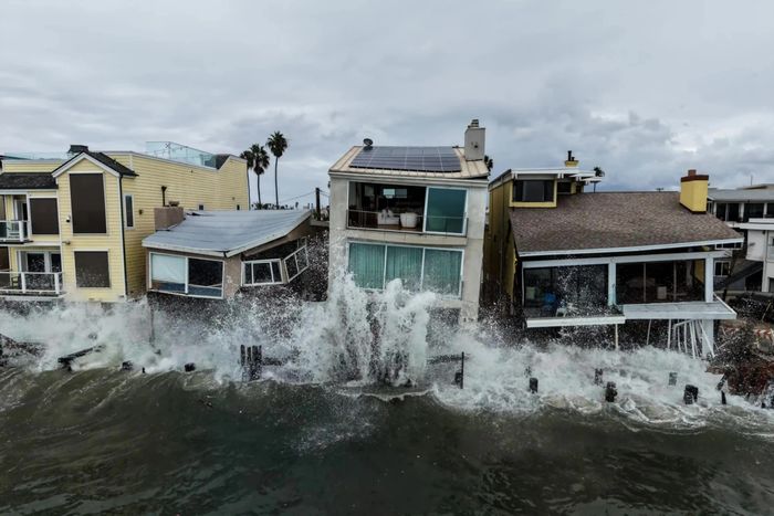  Sóng lớn ập vào các ngôi nhà ven biển tại Long Beach, bang California, Mỹ, ngày 12/10. Bão nhiệt đới Rachel gây ngập lụt và làm hư hại nhiều ngôi nhà dọc bờ biển Nam California. Mưa lớn cũng gây ra lũ quét, buộc chính quyền đóng cửa hàng chục tuyến đường tại California và các khu vực lân cận. Các chuyên gia cảnh báo, hiện tượng El Niño mạnh bất thường có thể làm gia tăng cường độ của những dải hơi ẩm khổng lồ trong khí quyển, vận chuyển lượng lớn hơi nước từ vùng nhiệt đới vào bờ Tây nước Mỹ. (Nguồn: Denison Forum) 