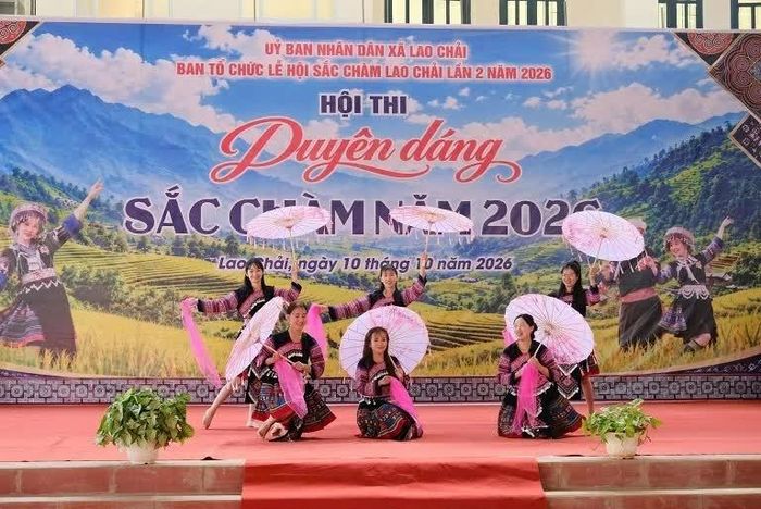 Tiết mục biểu diễn nghệ thuật của phụ nữ Mông. (Ảnh: Việt Hoàng)