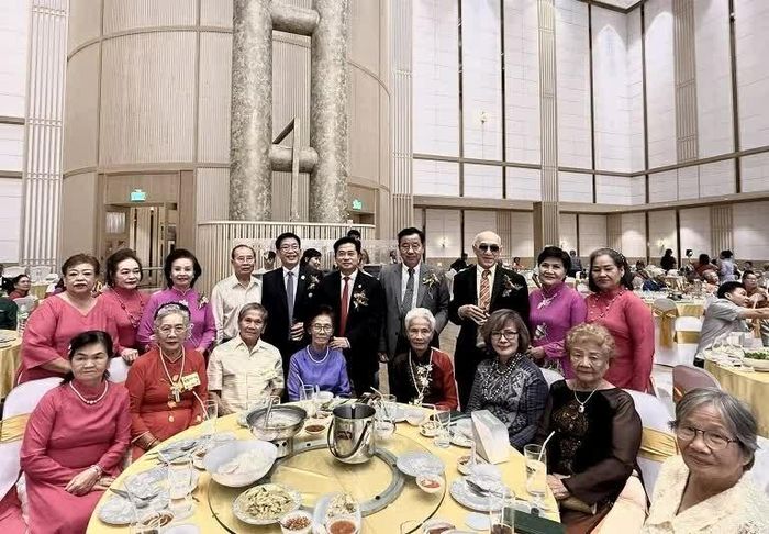 Đại biểu tham dự liên hoan chụp ảnh lưu niệm. (Ảnh NVCC)