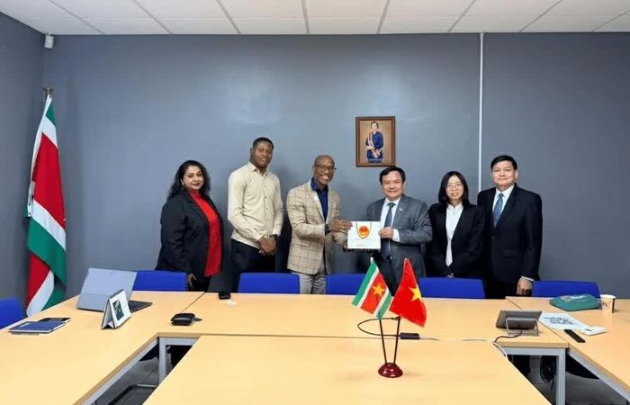 Đại sứ Bùi Văn Nghị làm việc với đại diện Cơ quan Xúc tiến đầu tư và thương mại Suriname (SITA). 