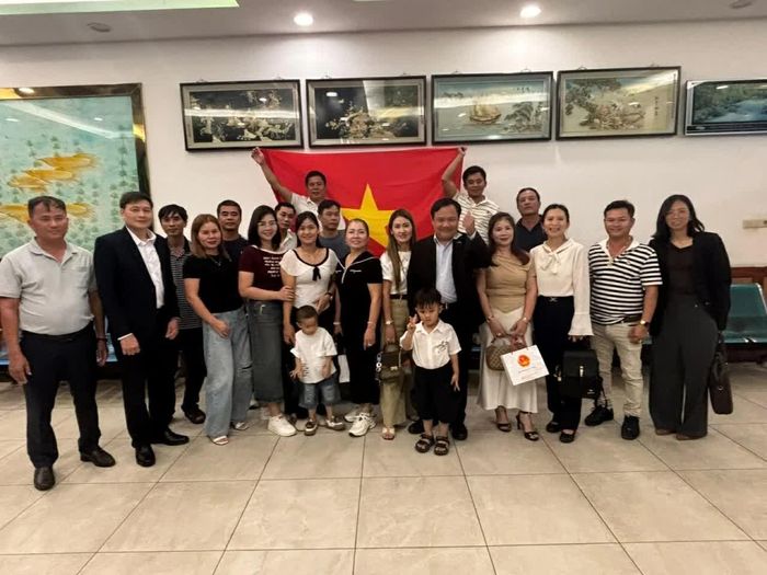 Đại sứ Bùi Văn Nghị gặp gỡ cộng đồng người Việt Nam tại Suriname, trao đổi về công tác cộng đồng và hỗ trợ kiều bào. 