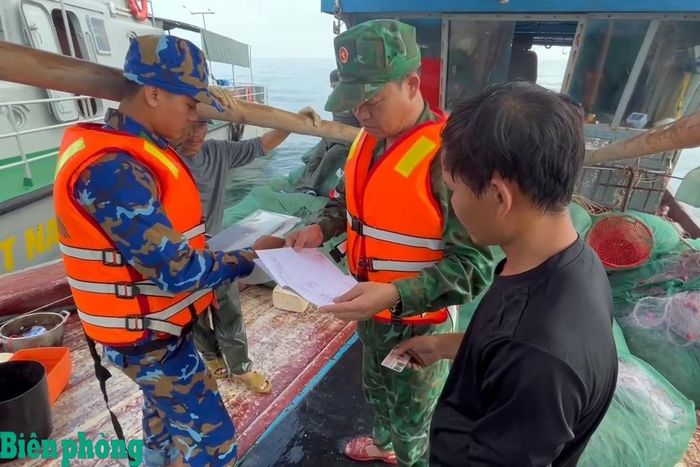 Tổ công tác kiểm tra giấy tờ tàu cá TH-91554-TS. Ảnh: Võ Tiến