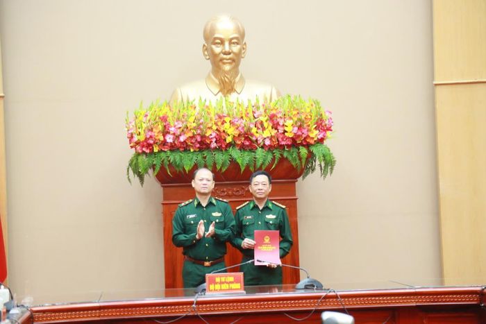 Đại tá Nghiêm Xuân Tình nhận quyết định nghỉ chờ hưu theo chế độ. Ảnh: Cẩm Linh
