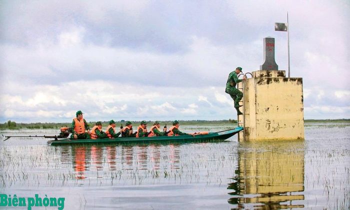 Cán bộ, chiến sĩ Bộ đội Biên phòng tỉnh Tây Ninh tuần tra, kiểm tra đường biên, cột mốc trong mùa nước nổi. Ảnh: Đơn vị cung cấp