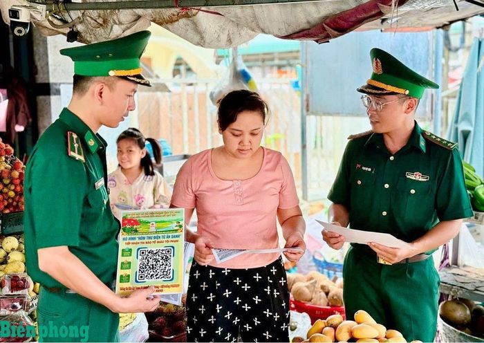 Cán bộ trẻ Bộ đội Biên phòng tỉnh Tây Ninh hướng dẫn người dân quét mã QR, sử dụng “Hòm thư điện tử ẩn danh” để cung cấp thông tin cho đồn Biên phòng. Ảnh: Đơn vị cung cấp