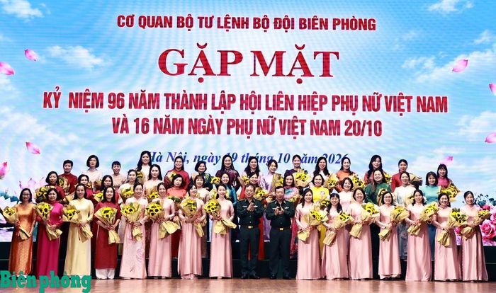 Thiếu tướng Nguyễn Văn Thiện, Phó Tư lệnh Bộ đội Biên phòng và Thiếu tướng Nguyễn Đức Mạnh, Phó Tư lệnh Bộ đội Biên phòng tặng hoa, quà chúc mừng cán bộ, hội viên phụ nữ khối cơ quan Bộ Tư lệnh Bộ đội Biên phòng. Ảnh: Thanh Xuân