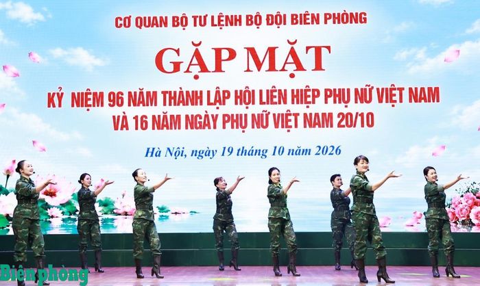 Tiết mục văn nghệ mang đậm chất lính, thể hiện nét đẹp khỏe khoắn, tự tin của phụ nữ Bộ đội Biên phòng, góp phần tạo không khí vui tươi, sôi nổi cho buổi gặp mặt. Ảnh: Thanh Xuân