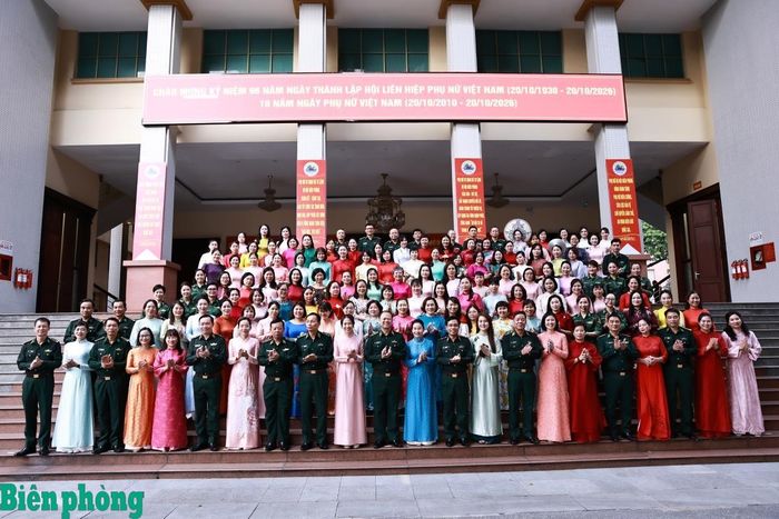 Trung tướng Nguyễn Anh Tuấn cùng các đồng chí Thủ trưởng Bộ Tư lệnh Bộ đội Biên phòng và đại biểu chụp ảnh lưu niệm với cán bộ, hội viên phụ nữ khối cơ quan Bộ Tư lệnh Bộ đội Biên phòng và Lữ đoàn Thông tin 21. Ảnh: Thanh Xuân