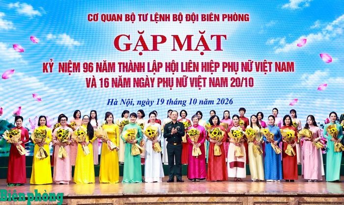 Trung tướng Nguyễn Anh Tuấn, Bí thư Đảng ủy, Chính ủy Bộ đội Biên phòng tặng hoa, quà chúc mừng cán bộ, hội viên phụ nữ khối cơ quan Bộ Tư lệnh Bộ đội Biên phòng nhân dịp Ngày Phụ nữ Việt Nam 20/10. Ảnh: Thanh Xuân
