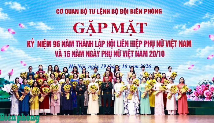 Thiếu tướng Hoàng Hữu Chiến, Phó Tư lệnh, Tham mưu trưởng Bộ đội Biên phòng và Thiếu tướng Vũ Quốc Ân, Phó Chính ủy Bộ đội Biên phòng tặng hoa, quà chúc mừng cán bộ, hội viên phụ nữ khối cơ quan Bộ Tư lệnh Bộ đội Biên phòng. Ảnh: Thanh Xuân