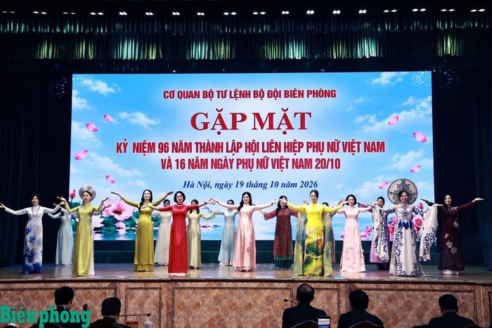 Tiết mục trình diễn áo dài Việt Nam trong chương trình văn nghệ chào mừng góp phần tôn vinh vẻ đẹp duyên dáng, thanh lịch của phụ nữ Bộ đội Biên phòng. Ảnh: Thanh Xuân