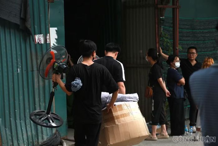 Ở khu vực xung quanh, nhiều người dân sống tại các dãy nhà trọ cũng khẩn trương di chuyển đồ đạc ra ngoài đường để tránh nguy cơ lửa lan rộng.