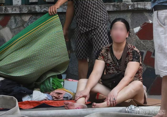 Ngồi bệt bên ngoài khu nhà trọ, một người phụ nữ vẫn chưa hết bàng hoàng kể lại thời điểm xảy ra vụ việc. Theo chị, ngọn lửa lan quá nhanh khiến những người trong khu trọ gần như không kịp trở tay. Khi phát hiện đám cháy đang lan về phía phòng trọ của mình, người phụ nữ vội vàng gọi những người ở phòng bên cạnh chạy ra ngoài. Ban đầu, chị cố đưa chiếc xe máy ra khỏi khu vực nguy hiểm, thậm chí nghĩ đến việc đẩy xe xuống ao bên cạnh để tránh bị lửa thiêu rụi.