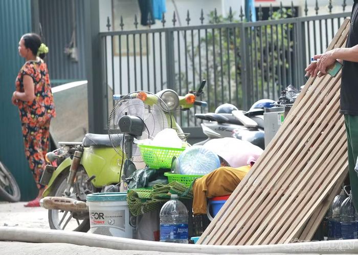 Tuy nhiên, đám cháy ngày càng dữ dội, khiến chị không thể tiếp tục di chuyển tài sản. Người phụ nữ buộc phải bỏ lại chiếc xe máy cùng toàn bộ đồ đạc, vội vàng chạy ra ngoài để bảo đảm an toàn.