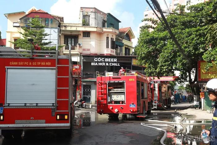 Ngay sau khi nhận được tin báo, Phòng Cảnh sát Phòng cháy chữa cháy và Cứu nạn cứu hộ, Công an TP Hà Nội đã điều động 5 xe chữa cháy cùng cán bộ, chiến sĩ đến hiện trường tổ chức dập lửa.
