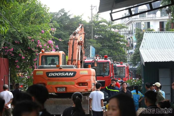 Do khu vực xảy ra cháy có nhiều nhà tạm, kho và xưởng, lực lượng chức năng còn huy động 2 xe máy xúc hỗ trợ công tác chữa cháy, xử lý các khu vực bị lửa bao trùm.