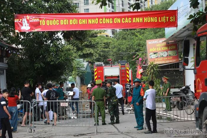Hiện nguyên nhân vụ cháy và thiệt hại về tài sản đang được cơ quan chức năng điều tra, làm rõ.