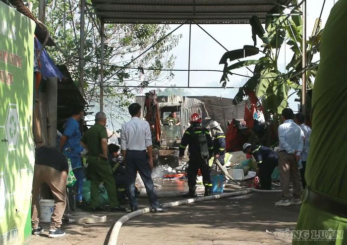“Đám cháy xảy ra quá nhanh, hầu như chúng tôi không kịp mang theo bất cứ thứ gì, chỉ kịp chạy ra ngoài thoát thân. Đến chiếc điện thoại và giấy tờ cũng không mang ra được. Giờ cháy trụi hết rồi”, người phụ nữ bàng hoàng chia sẻ.