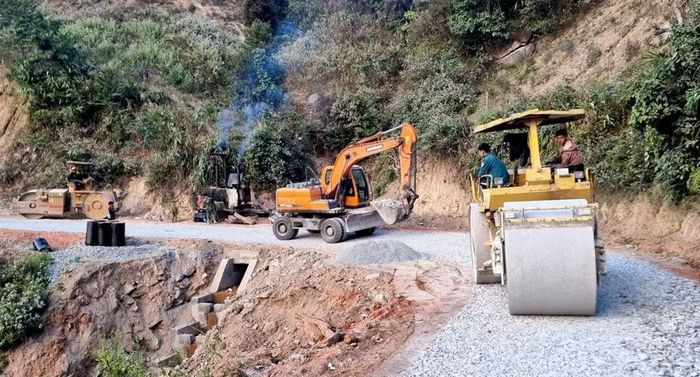 Thi công đường giao thông liên bản tại xã biên giới Pa Ủ. Ảnh: Ngọc Duy