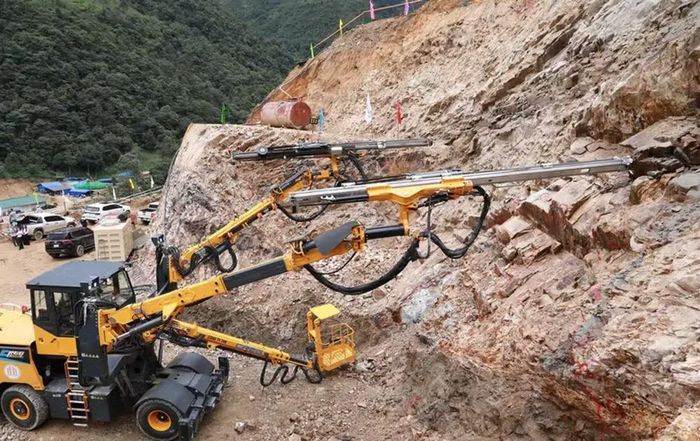 Dự án Hầm đường bộ qua đèo Hoàng Liên - một trong những công trình trọng điểm được tỉnh Lai Châu yêu cầu tập trung tháo gỡ khó khăn, đẩy nhanh tiến độ thực hiện. Ảnh: Hà Thắng