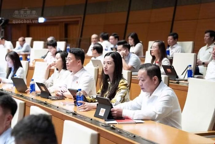 Các đại biểu Quốc hội nghe báo cáo Dự án Luật Luật sư (sửa đổi). Ảnh: QH