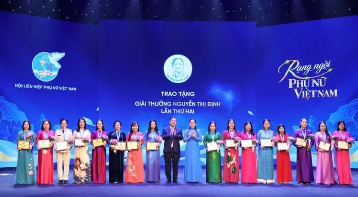 Phó Thủ tướng Thường trực Phạm Gia Túc trao Giải thưởng Phụ nữ Việt Nam năm 2026 (Ảnh: chinhphu.vn/Phương Nguyên)