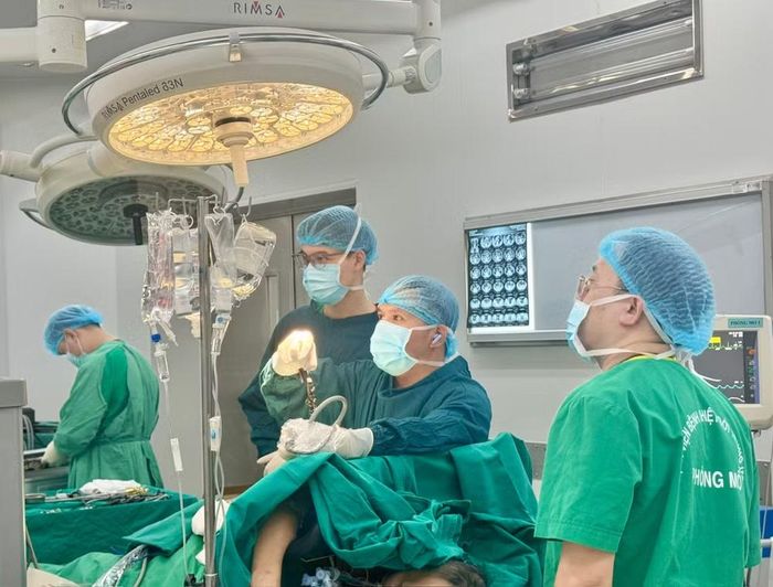 Ca phẫu thuật kéo dài hơn 5 giờ. Khoảng 10 giờ sau mổ, bệnh nhân tỉnh, không còn phải thở máy. Đến ngày thứ hai sau phẫu thuật, tình trạng huyết động ổn định, bước đầu qua giai đoạn nguy kịch. Ảnh: Thanh Đặng