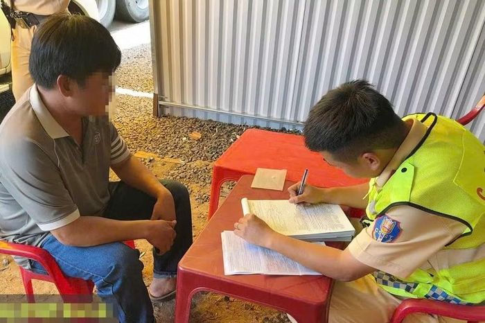 Lực lượng chức năng lập biên bản tài xế xe khách. Ảnh: CACC