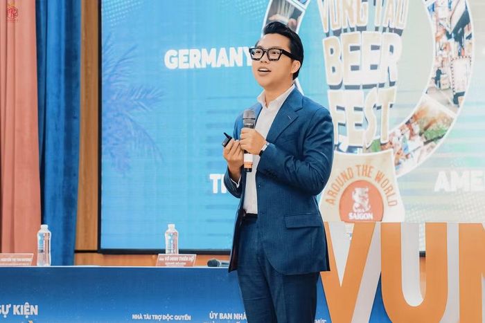 Để tránh tình trạng “đào tạo hôm nay cho yêu cầu của ngày hôm qua”, ông Việt cho rằng các trường có thể đổi mới ngay từ đề cương chi tiết từng học phần, thay đổi cách giao bài tập, tích hợp công cụ AI vào giảng dạy và đưa tình huống thực tế của doanh nghiệp vào các dự án môn học. Ảnh: Nhân vật cung cấp