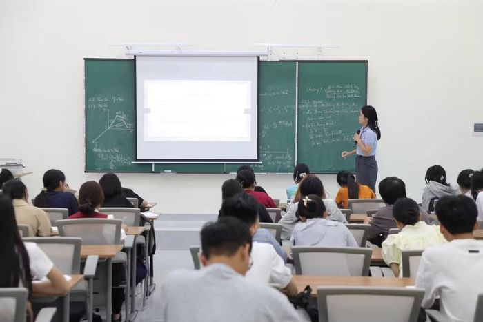 Bộ cũng yêu cầu các trường thiết lập đầu mối hỗ trợ phát triển nghề nghiệp, kết nối doanh nghiệp, hiệp hội nghề nghiệp và cựu sinh viên; thu thập, kiểm chứng dữ liệu về việc làm, thu nhập và tiến triển nghề nghiệp của người học theo từng khóa, ngành và trình độ đào tạo. Ảnh: VNU