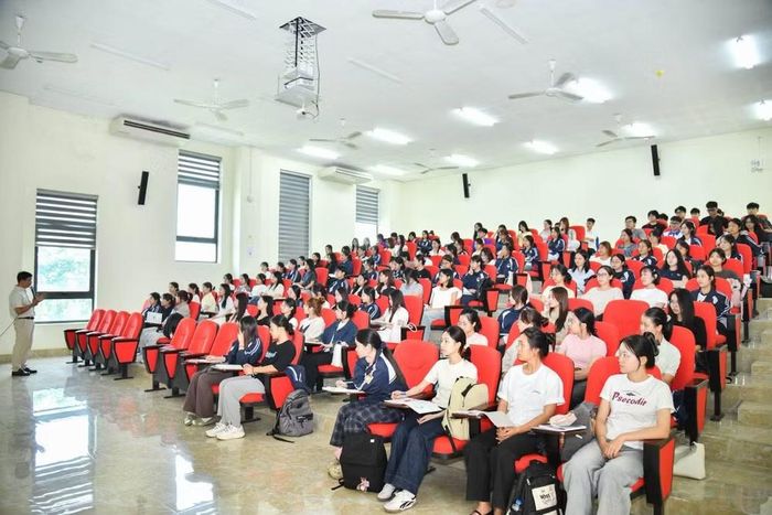 Trong trường hợp ngành học thực sự không còn nhu cầu xã hội và không có khả năng chuyển đổi phù hợp, chuyên gia cho rằng chủ động tạm dừng tuyển sinh là lựa chọn cần cân nhắc nghiêm túc. Điều này giúp bảo vệ quyền lợi người học và tập trung nguồn lực cho những lĩnh vực có triển vọng. Ảnh: VNU