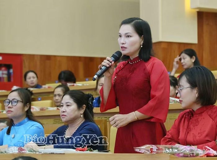 Nữ đại biểu phát biểu nêu các câu hỏi tại hội nghị đối thoại. Ảnh: Báo Hưng Yên.