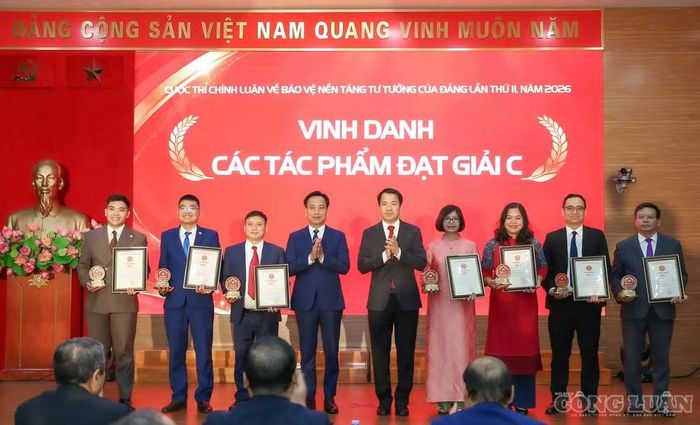 Trao giải C cho các tác giả, đại diện nhóm tác giả có tác phẩm đoạt giải tại cuộc thi năm 2026. Ảnh: Sơn Hải