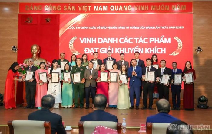 Các tác giả, đại diện nhóm tác giả nhận giải Khuyến khích tại Cuộc thi chính luận về bảo vệ nền tảng tư tưởng của Đảng năm 2026. Ảnh: Hải Trần