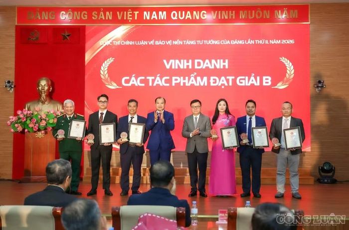 Trao giải B cho các tác giả, đại diện nhóm tác giả tại Cuộc thi chính luận về bảo vệ nền tảng tư tưởng của Đảng lần thứ II, năm 2026. Ảnh: Sơn Hải