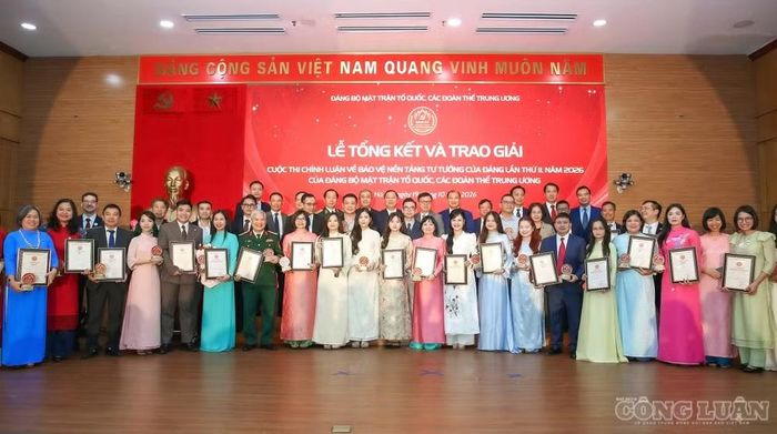 Ban tổ chức trao 2 giải A, 8 giải B, 15 giải C, 22 giải Khuyến khích và tặng bằng khen cho 8 tập thể. Ảnh: Hải Trần