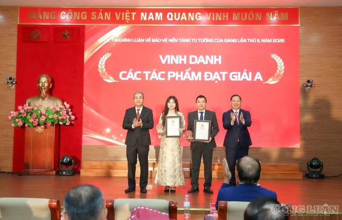 Trao giải A cho hai tác phẩm xuất sắc tại Cuộc thi chính luận về bảo vệ nền tảng tư tưởng của Đảng lần thứ II, năm 2026. Ảnh: Sơn Hải